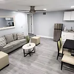 Cheerful Super Suite + 2 Queen + Sofa Bed Minutes From The Airport!