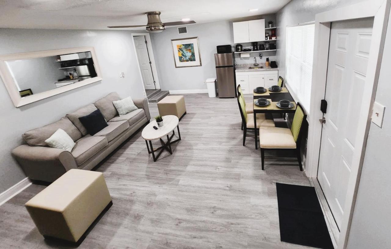 Cheerful Super + 2 Queen + Sofa Bed Minutes From The Airport! * Tampa