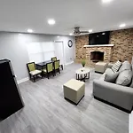 Cheerful Super Suite + 2 Queen + Sofa Bed Minutes From The Airport!