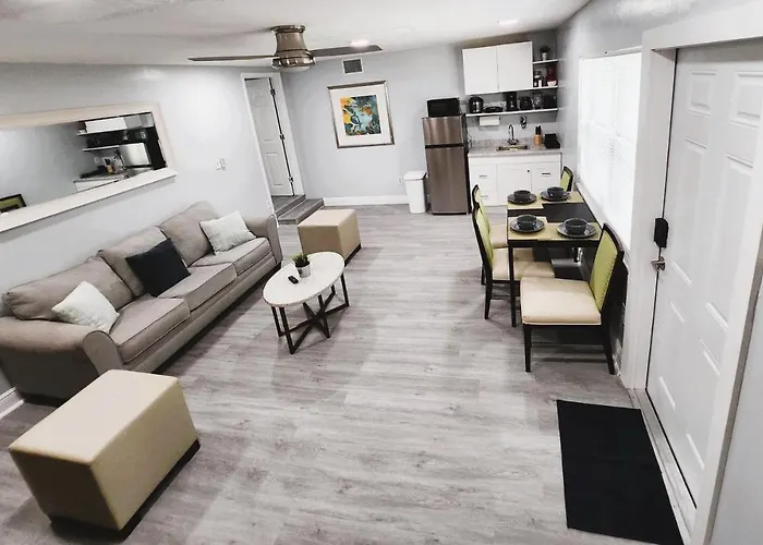 Cheerful Super Suite + 2 Queen + Sofa Bed Minutes From The Airport!