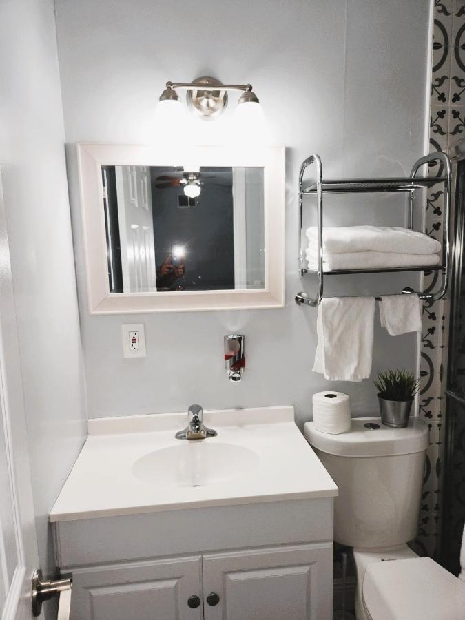 Cheerful Super + 2 Queen + Sofa Bed Minutes From The Airport! Apartment *
