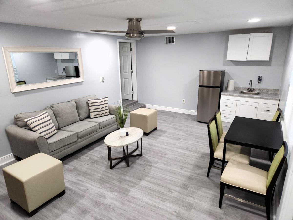 Apartment Cheerful Super + 2 Queen + Sofa Bed Minutes From The Airport!