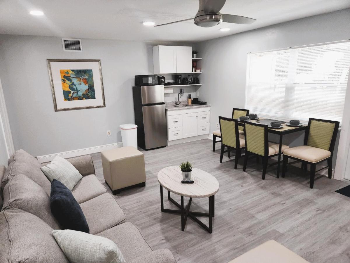 Cheerful Super + 2 Queen + Sofa Bed Minutes From The Airport! Apartment Tampa
