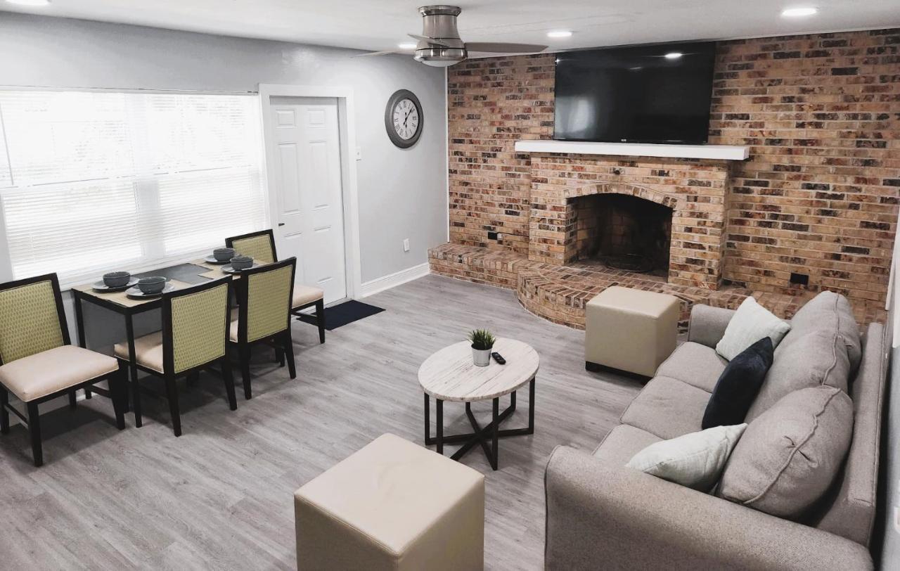 Apartment Cheerful Super + 2 Queen + Sofa Bed Minutes From The Airport!