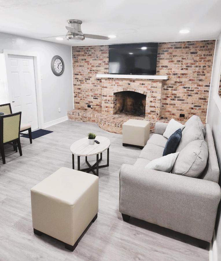 Cheerful Super + 2 Queen + Sofa Bed Minutes From The Airport! Apartment Tampa