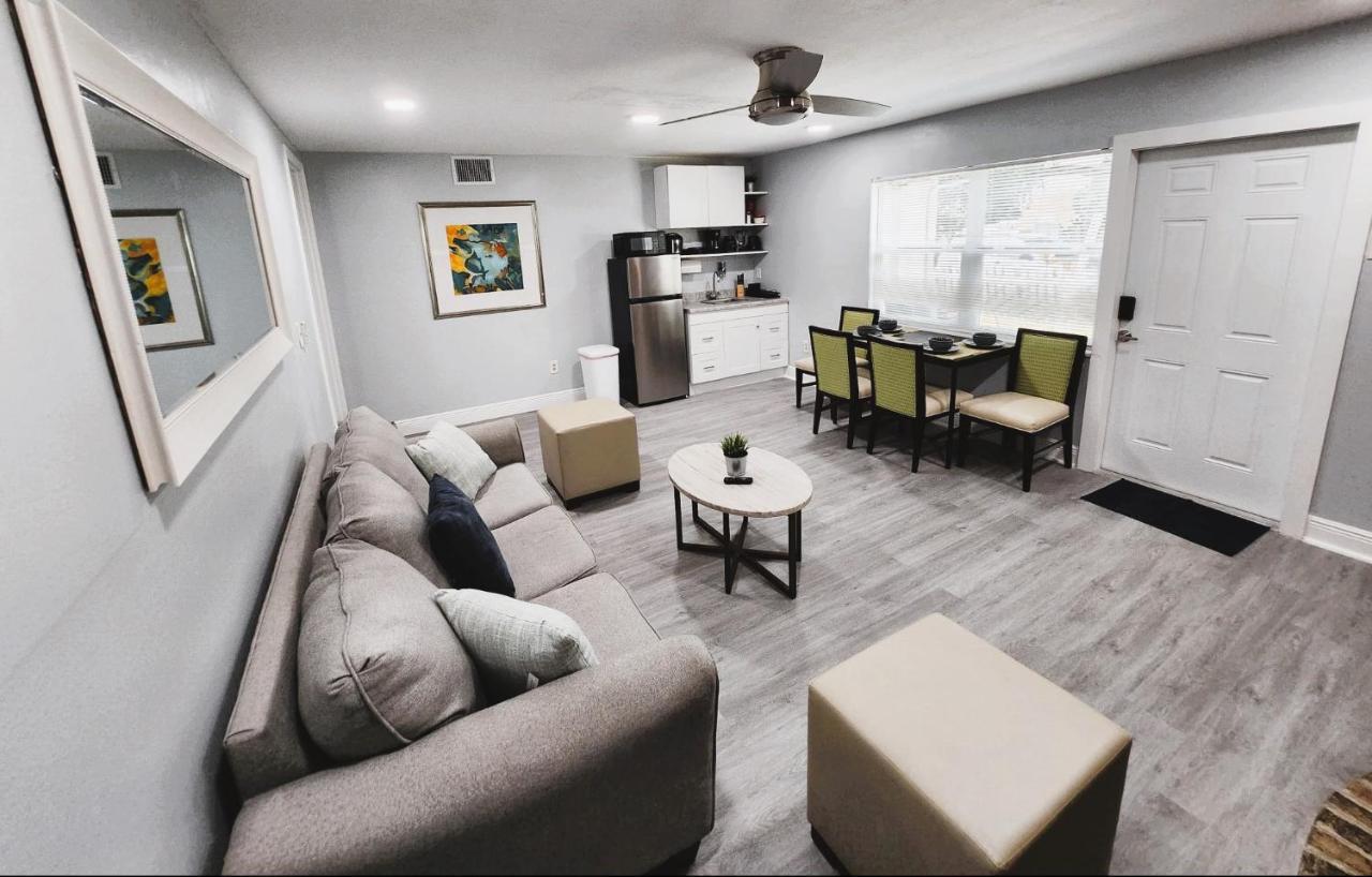Cheerful Super + 2 Queen + Sofa Bed Minutes From The Airport! * Tampa